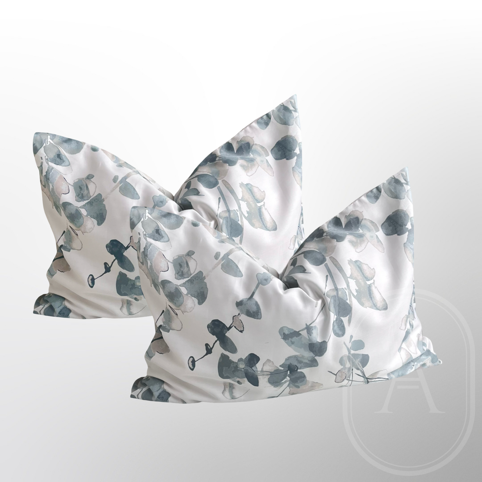 Gelsvai-baltos-zalios-spalvos-pagalves-uzvalkalas-su-eukaliptu