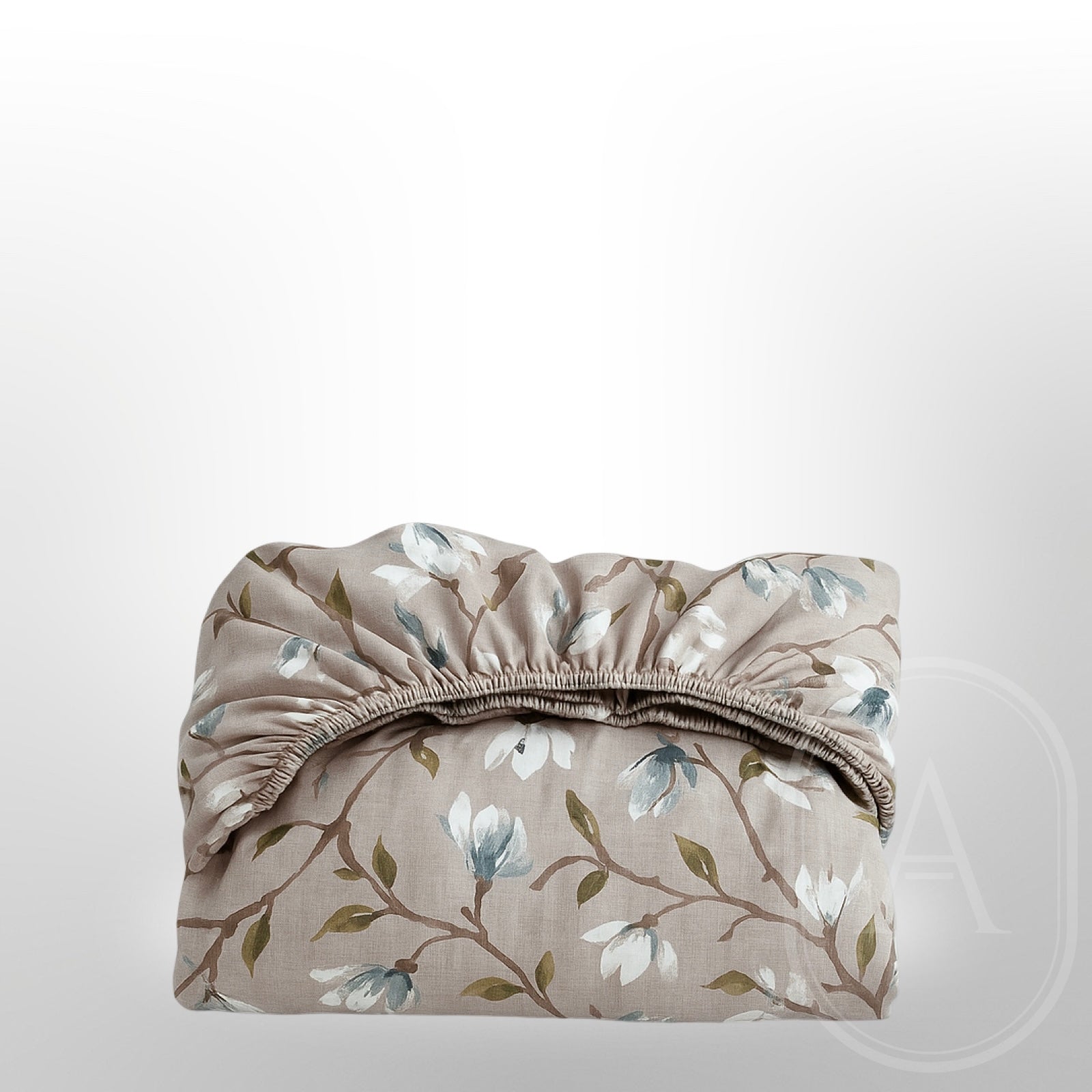 Klasikinio satino paklodė su guma „MAGNOLIJA“